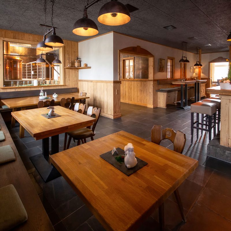 Brauhaus Theke und Tische mit Bestuhlung mit Zapfanlage