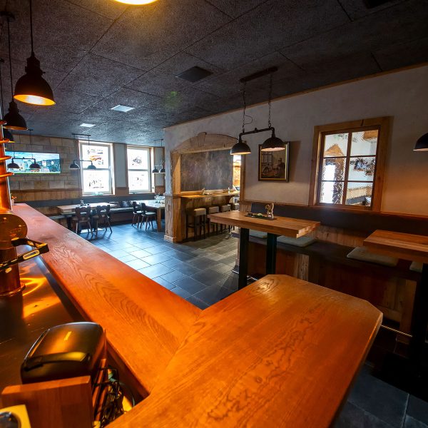 Brauhaus Theke und Tische mit Bestuhlung mit Zapfanlage