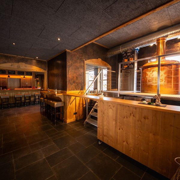Brauhaus Theke und Tische mit Bestuhlung mit Zapfanlage und Brauereianlage