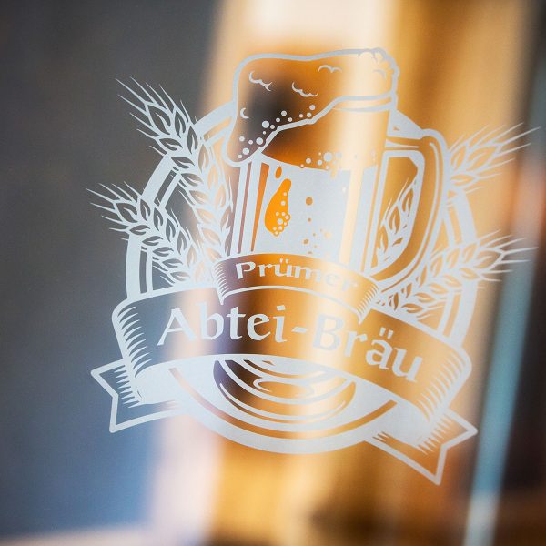 Logo auf einer Tür von Abtei Bräu