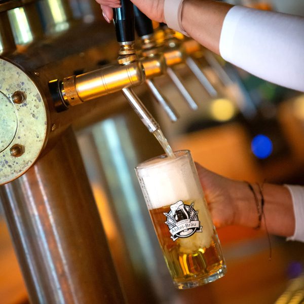 selbstgebrautes Bier, welches am Zapfhahn gezapft wird