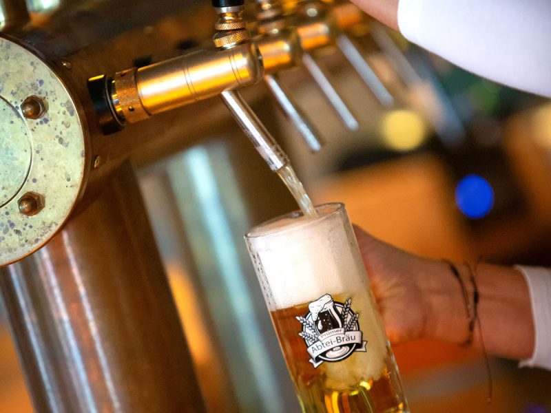 selbstgebrautes Bier, welches am Zapfhahn gezapft wird