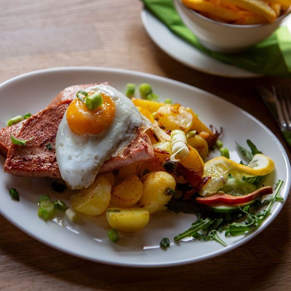Kassler mit Spiegelei und Bratkartoffeln, Salat und Fritten