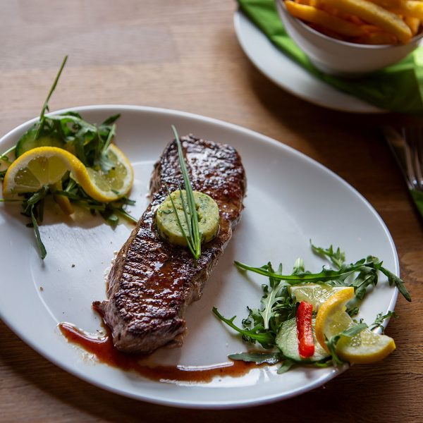 Filet Steak mit Salat und Pommes