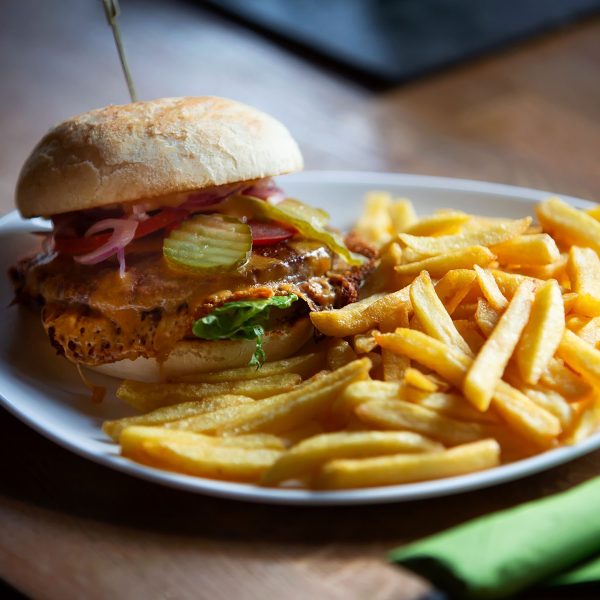 Burger mit Käse und Fritten
