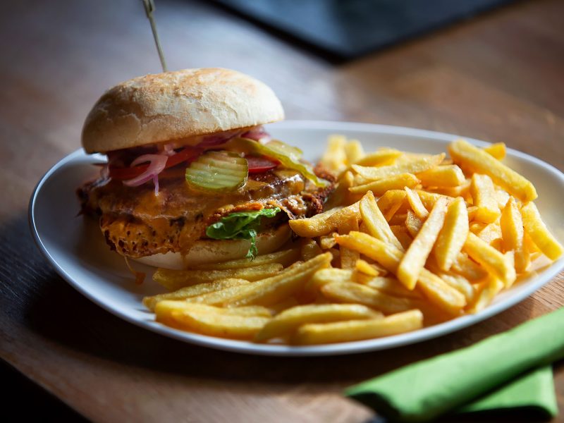 Burger mit Käse und Fritten