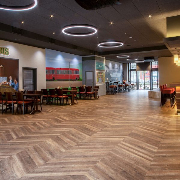 Festsaal mit Stühlen und Tischen und Bar