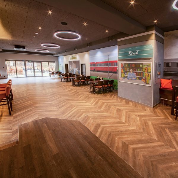 Festsaal mit Stühlen und Tischen, Bar, Bühne Prüm
