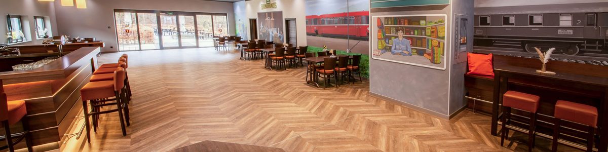 Festsaal mit Stühlen und Tischen, Bar, Bühne Prüm