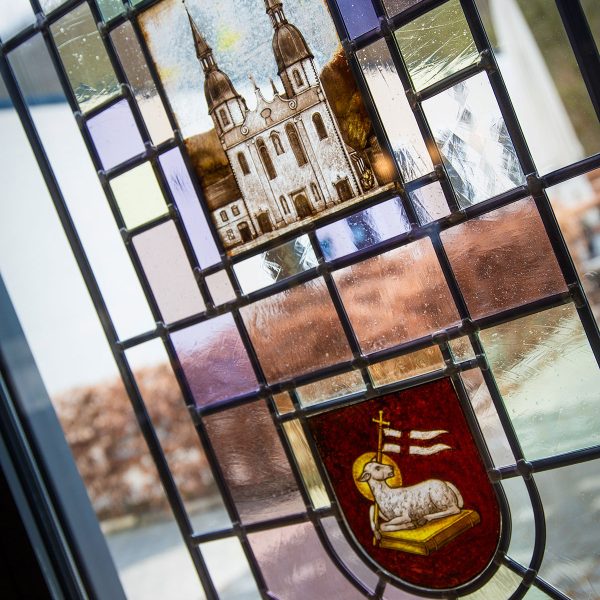 Festsaal mit Stühlen und Tischen, Bar, Bühne Prüm