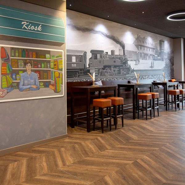 Festsaal mit Stühlen und Tischen, Bar, Bühne Prüm