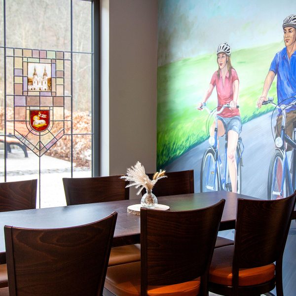 Festsaal mit Stühlen und Tischen, Bar, Bühne Prüm